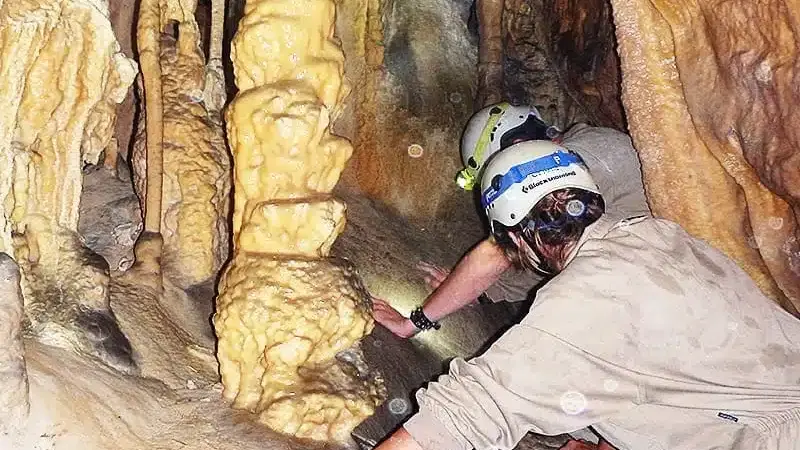 Espeleología avanzada en la Cueva de los Pericos en Confrides