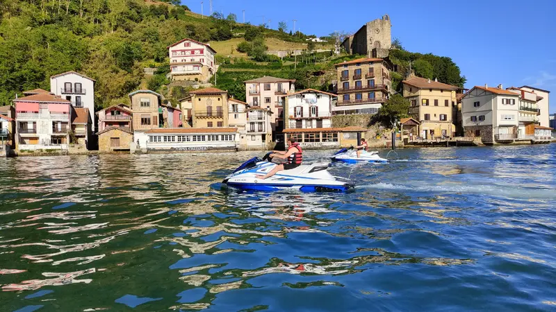 Ruta corta en moto de agua en Hondarribia