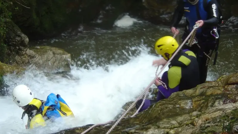 Barranquismo acuático en el barranco Carangas de nivel medio-alto desde Arriondas, Asturias