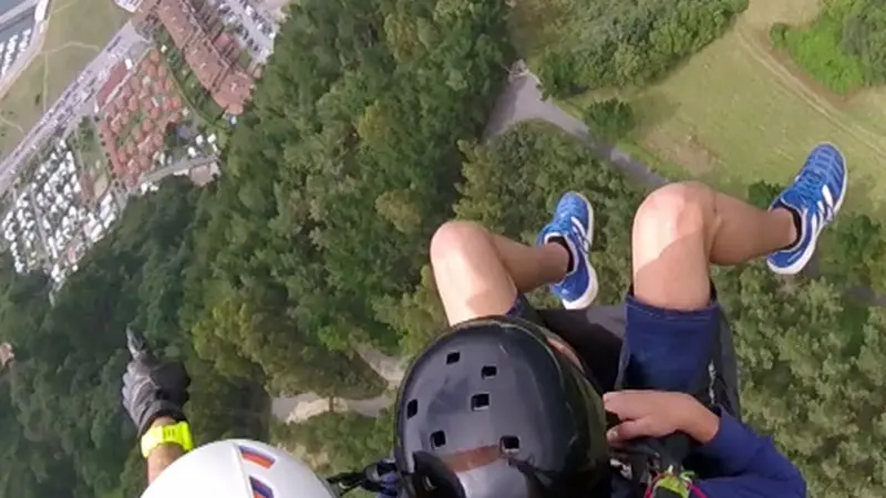 Vuelo avanzado en parapente en Orio con acrobacias y toma de mandos