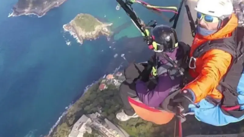 Vuelo avanzado en parapente en Orio con acrobacias y toma de mandos