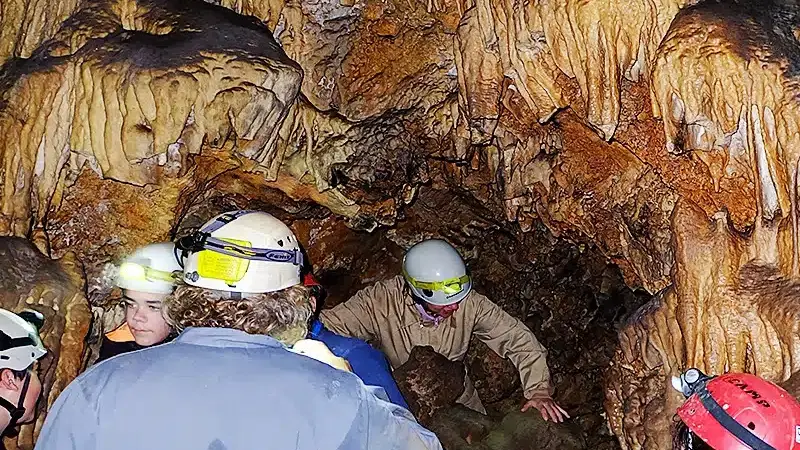 Espeleología avanzada en la Cueva de los Pericos en Confrides