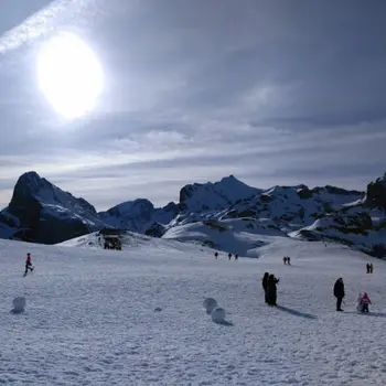Raquetas de nieve de nivel iniciación por los lagos de Lloroza en Cantabria