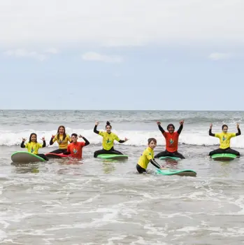 Clase de surf de 1 hora para niños en Llanes