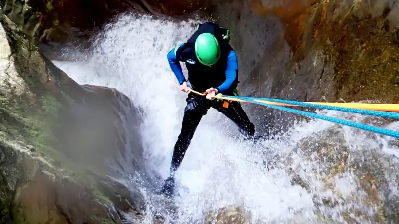 Barranquismo acuático en el barranco de la Leze en Eguino, Álava