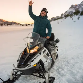 Ruta en moto de nieve al atardecer en Formigal con cena en refugio