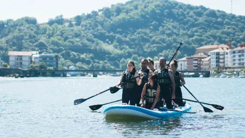 Alquiler de Big SUP (paddlesurf XXL) en la Playa de la Concha en San Sebastián, Guipúzcoa