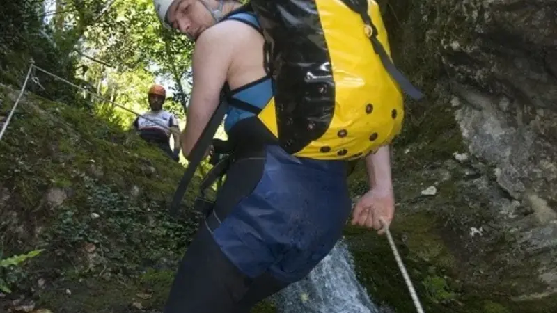 Barranquismo acuático en el barranco Carangas de nivel medio-alto desde Arriondas, Asturias