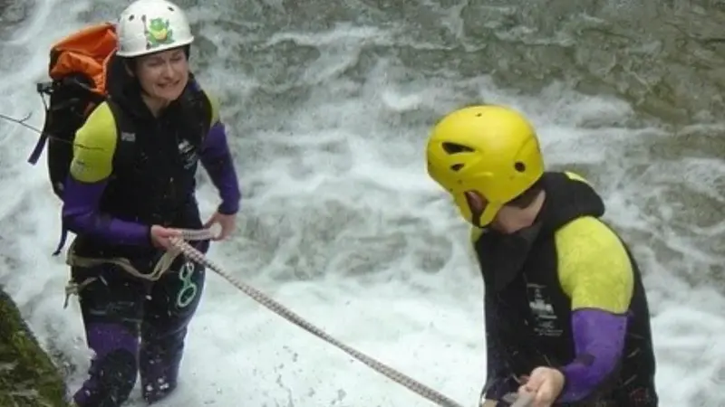 Barranquismo acuático en el barranco Carangas de nivel medio desde Arriondas, Asturias