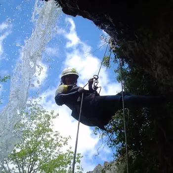 Barranquismo acuático en el barranco Carangas de nivel alto desde Arriondas, Asturias