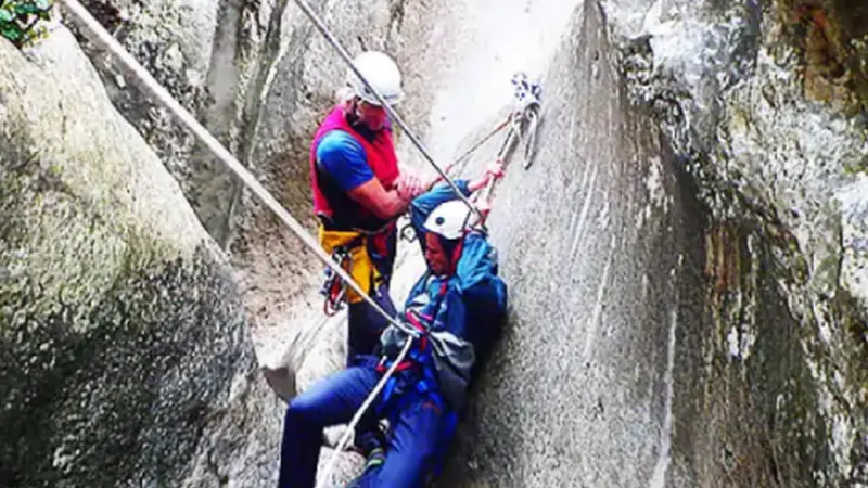 Barranquismo acuático nivel técnico en el Barranco del Nacimiento desde Millares