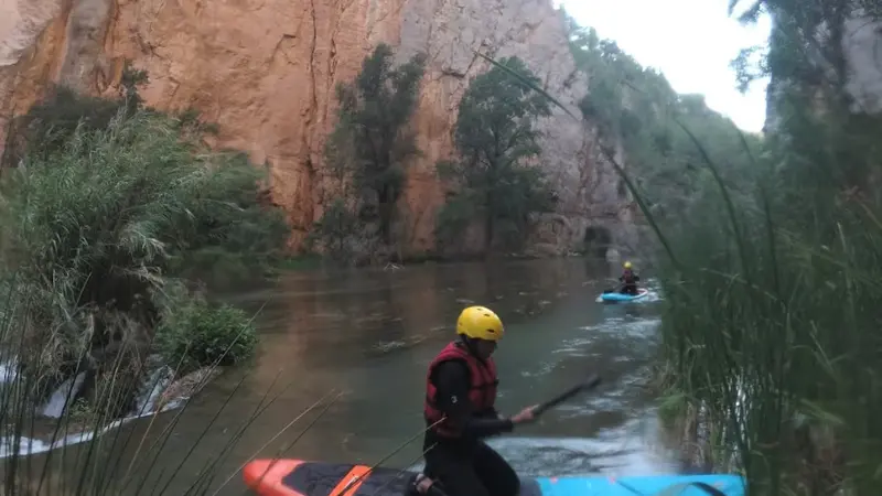 Descenso en kayak por las aguas bravas del río Mijares en Montanejos, Castellón