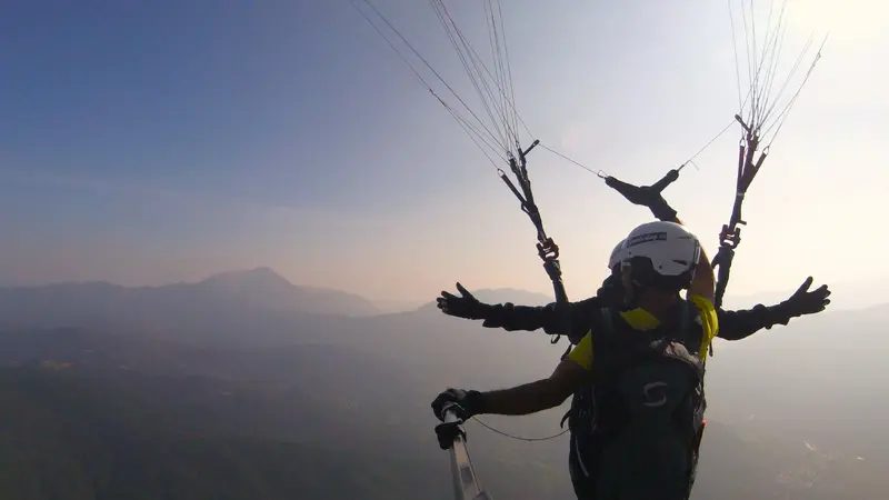 Vuelo biplaza en el Valle de Benasque desde Castejón de Sos