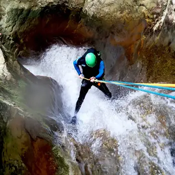 Barranquismo acuático en el barranco de Agiñaga en Agíñiga, Álava