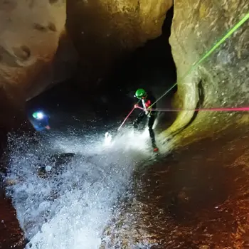 Barranquismo acuático en el barranco Artazul en Aizpún, Navarra