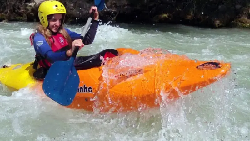 Curso de kayak de iniciación en aguas bravas en Murillo de Gállego, Zaragoza