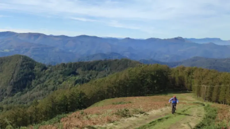 Ruta guiada privada en bicicleta eléctrica de montaña (e-MTB) por la Costa Vasca con recogida en alojamiento
