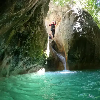 Barranquismo acuático nivel medio en el río Amadorio desde Relleu