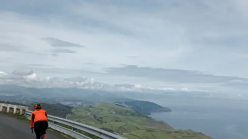 Ruta guiada privada en bicicleta de carretera por la Costa Vasca con recogida en alojamiento