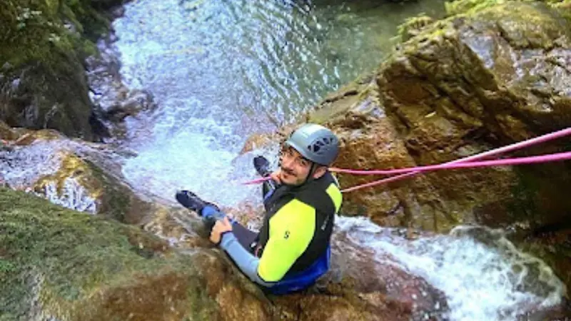 Barranquismo acuático en el barranco Carangas de nivel medio-alto desde Arriondas, Asturias