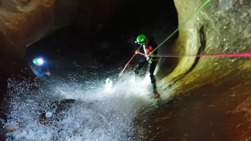 Barranquismo acuático en el barranco Artazul en Aizpún, Navarra