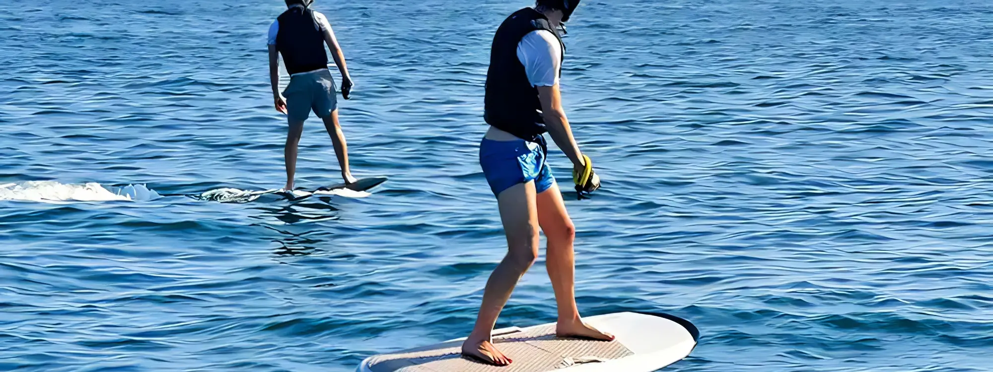 Aventura en e-foil con instrucción en Sitges