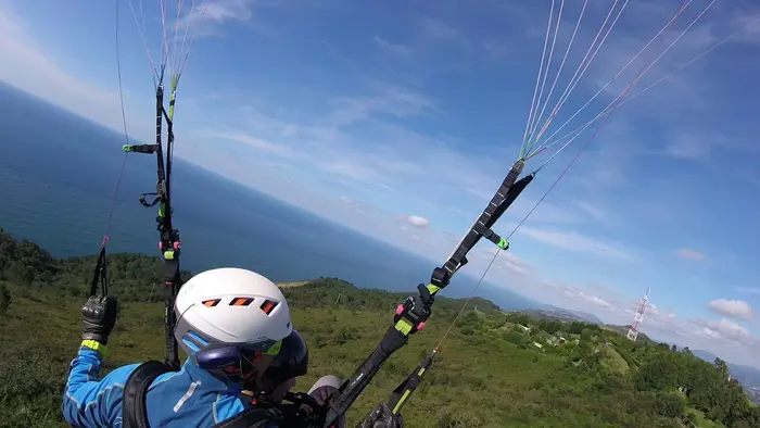 Bautismo de vuelo en parapente en Orio sobre la Costa Vasca desde Kukuarri