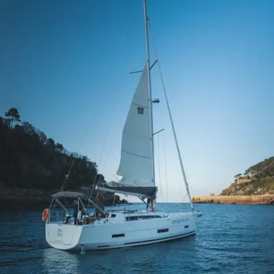 Atardecer en velero en la Bahía de la Concha con baño incluido desde el Puerto Deportivo de San Sebastián, Guipúzcoa
