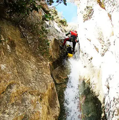 Barranquismo nivel iniciación en el Barranco de la Canal en Beniardá