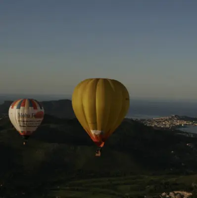 Vuelo en globo privado con cena gourmet en Mallorca