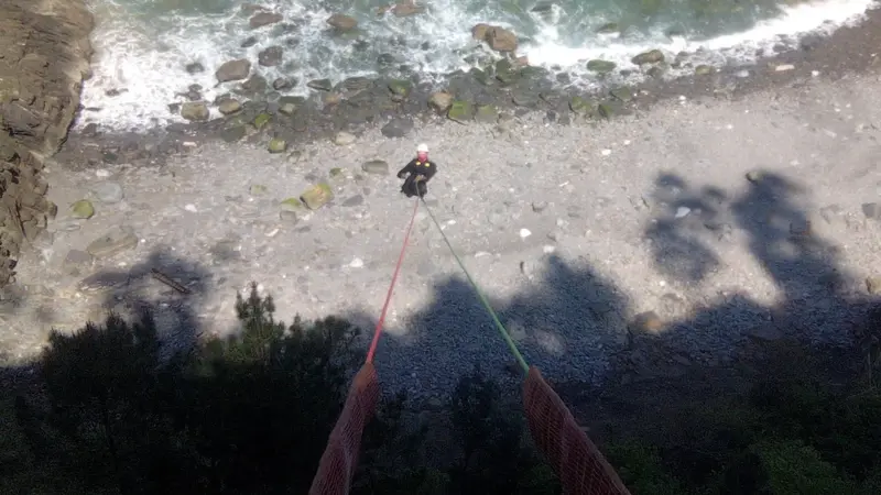 Salto de Puenting desde el Puente de Atxaspi en Vizcaya