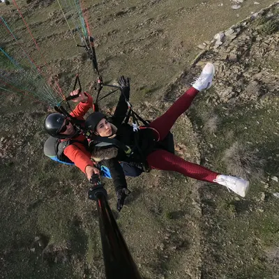Vuelo en parapente por la vertiente sur de la Sierra de Gredos desde Cebreros