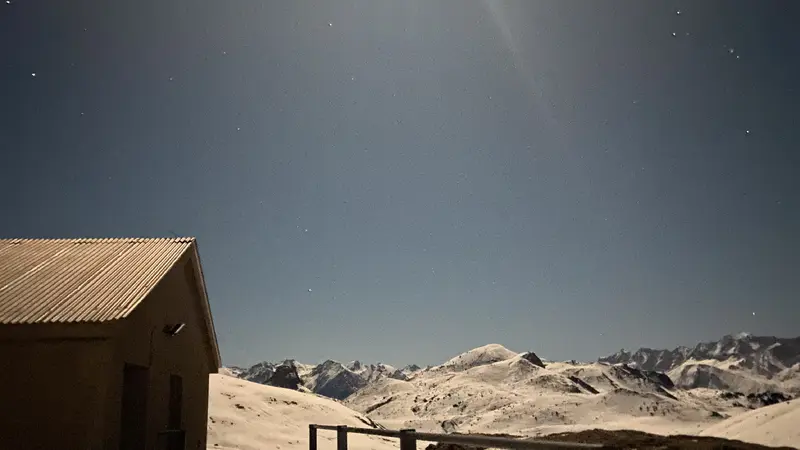 Ruta en moto de nieve al atardecer en Formigal con cena en refugio