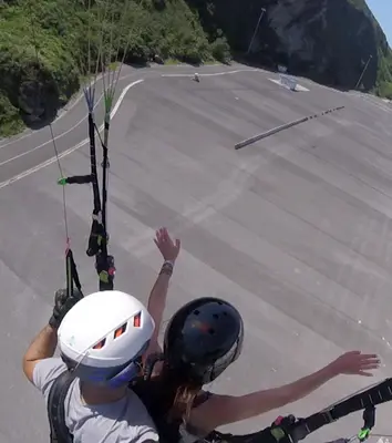 Bautismo de vuelo en parapente en Orio sobre la Costa Vasca desde Kukuarri