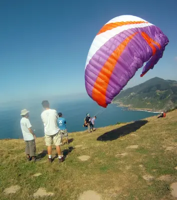 Vuelo premium en parapente en Orio con traslados, pintxo y reportaje incluido