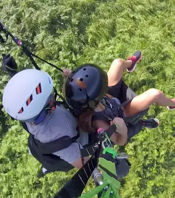 Vuelo avanzado en parapente en Orio con acrobacias y toma de mandos