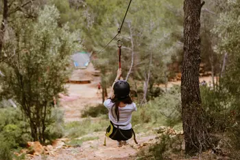 Circuito aéreo con tirolinas para adultos en Estivella