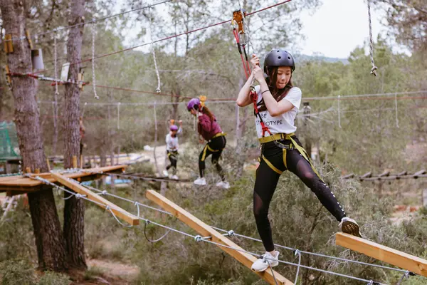Circuito aéreo con tirolinas para niños en Estivella