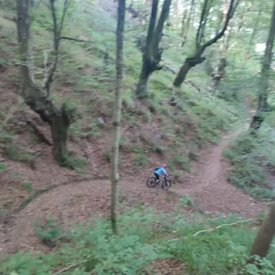 Ruta guiada privada en bicicleta de montaña por la Costa Vasca con recogida en alojamiento