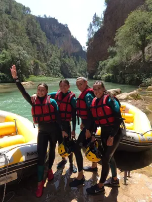 Descenso de rafting en Montanejos por el río Mijares