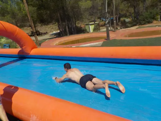 Humor amarillo infantil acuático de verano en Estivella