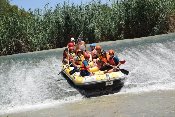 Rafting en el río Segura con paella, bebida y postre en un restaurante a orillas del río
