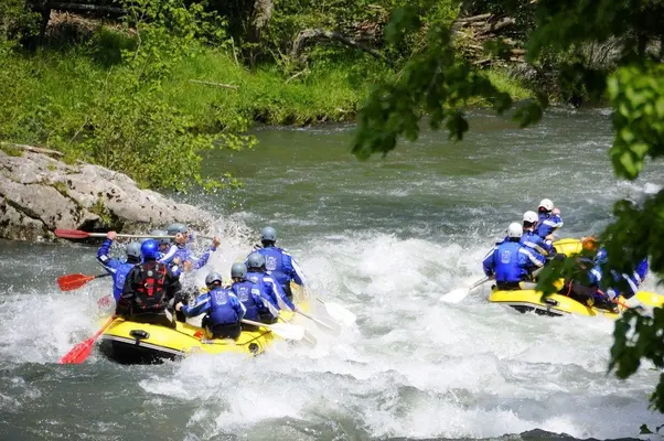 Rafting de aguas bravas en el río Sella desde Arriondas, Asturias