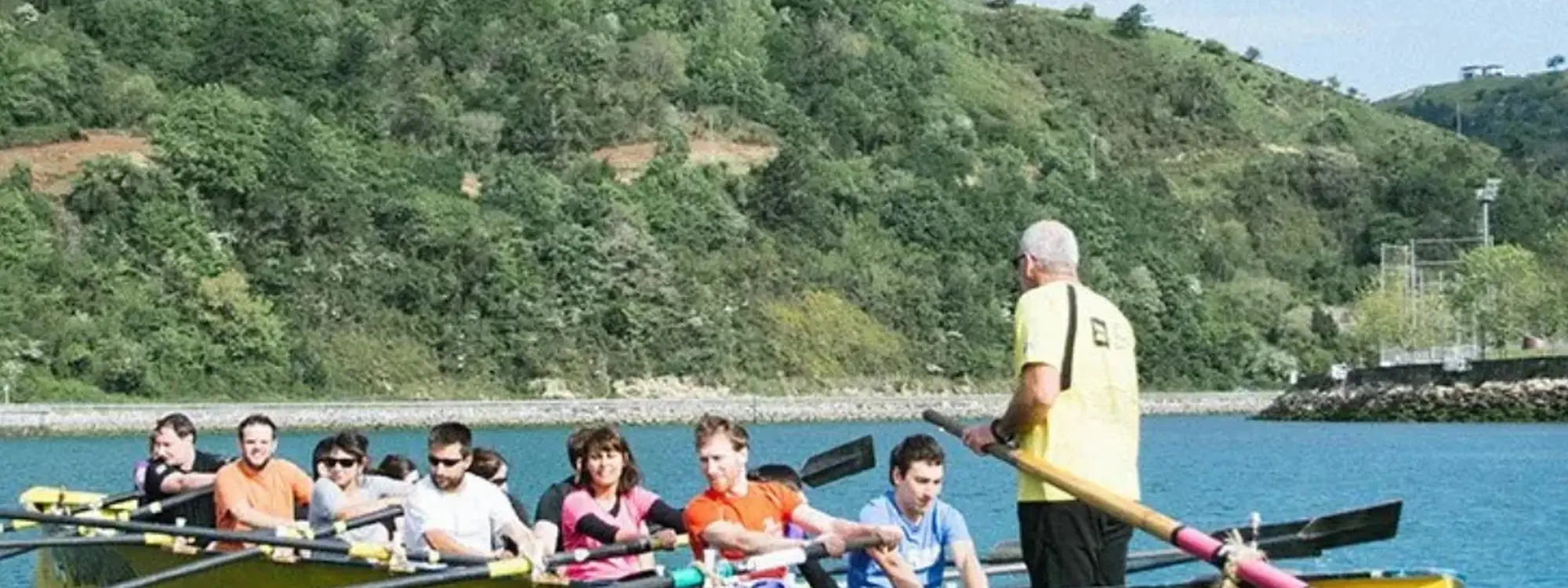 Remo tradicional vasco en trainera por el río Oria desde Orio, Guipúzcoa