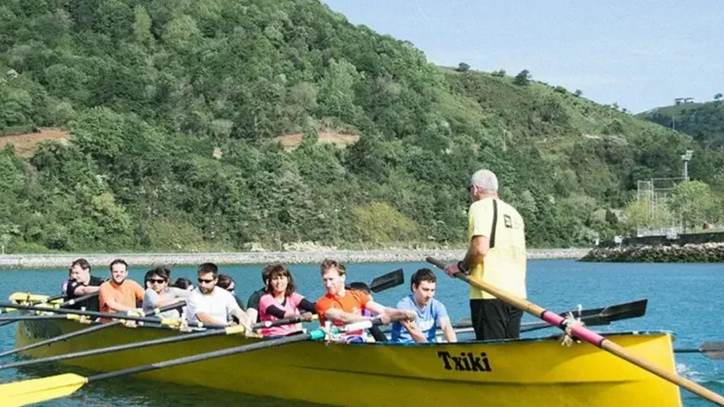 Remo tradicional vasco en trainera por el río Oria desde Orio, Guipúzcoa