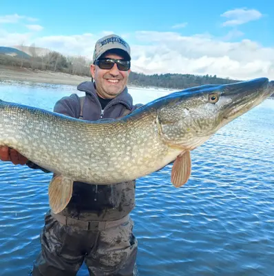 Jornada de Pesca guiada en los embalses alaveses