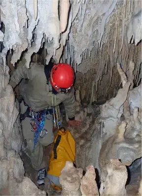 Espeleología avanzada en la Cueva de los Pericos en Confrides