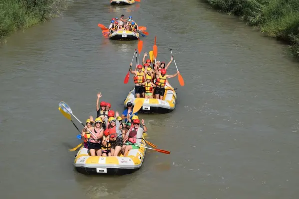 Rafting en el río Segura con paella, bebida y postre en un restaurante a orillas del río