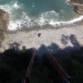 Salto de Puenting desde el Puente de Atxaspi en Vizcaya