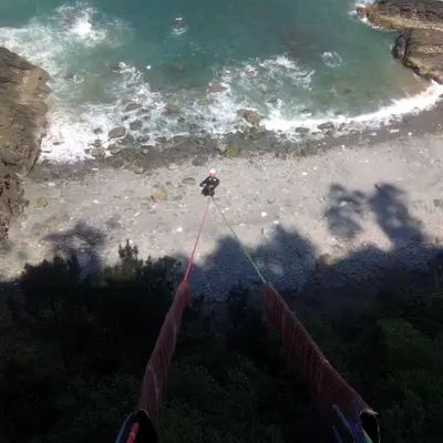 Salto de Puenting desde el Puente de Atxaspi en Vizcaya